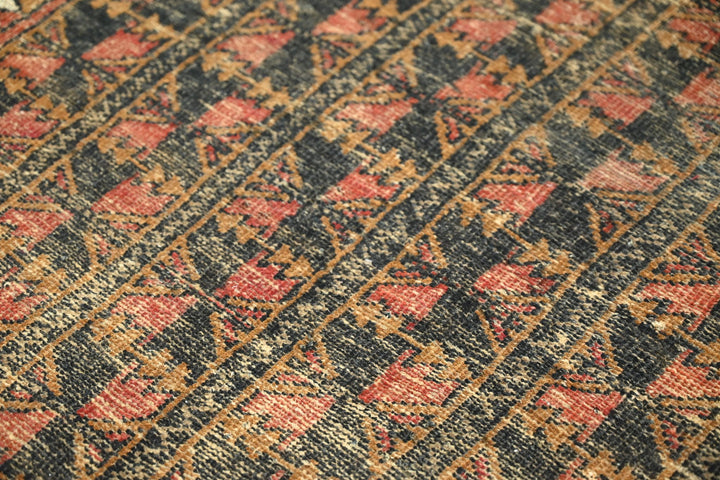 black Accent rug 3' 0" x 4' 6"