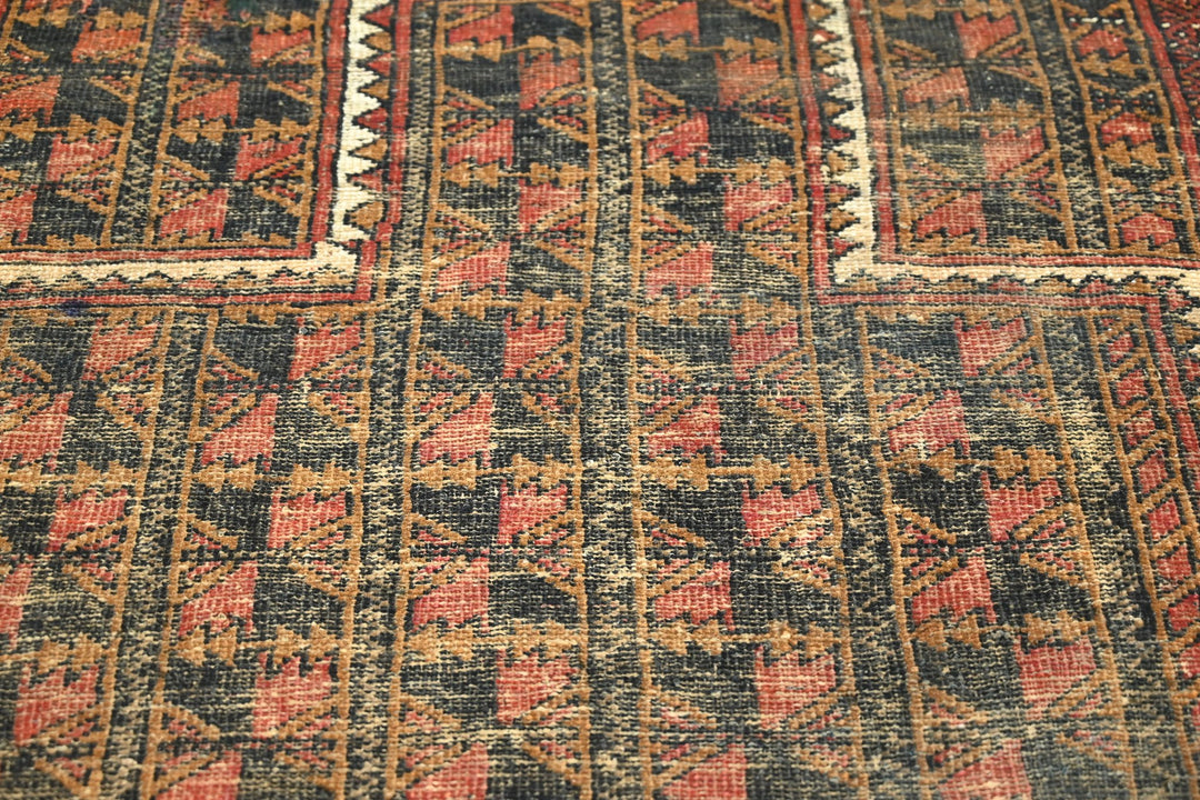 black Accent rug 3' 0" x 4' 6"