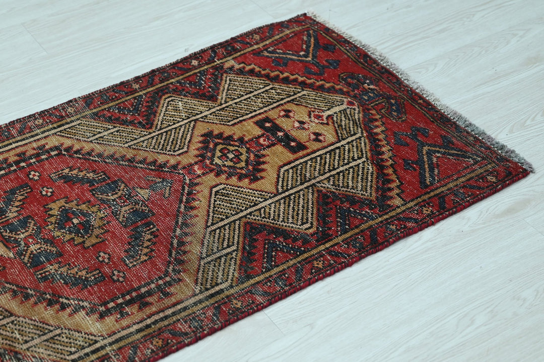 red Runner rug 2' 1" x 9' 0"