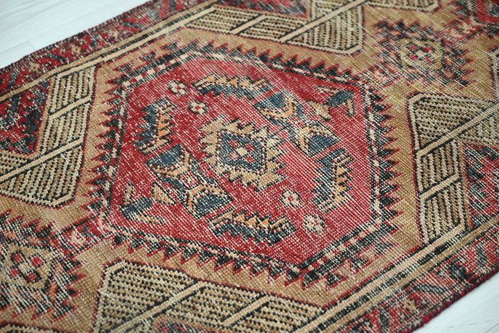 red Runner rug 2' 1" x 9' 0"