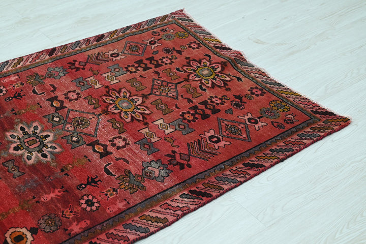 red Accent rug 3' 6" x 6' 5"