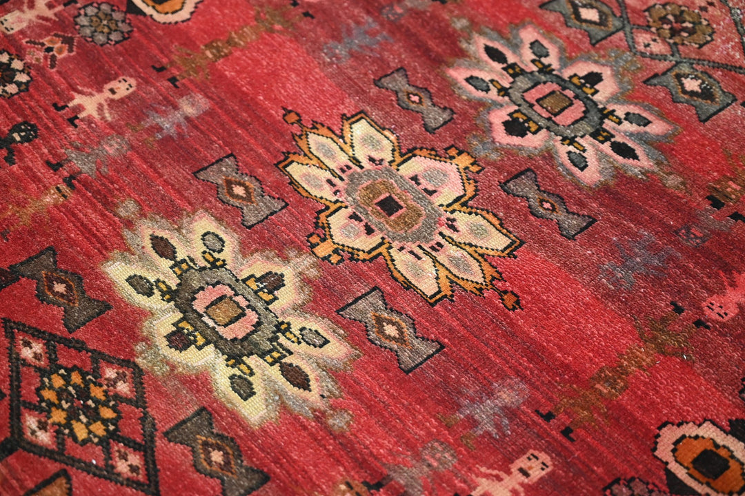 red Accent rug 3' 6" x 6' 5"