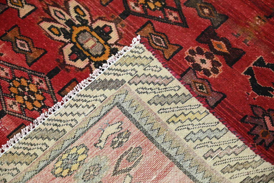 red Accent rug 3' 6" x 6' 5"