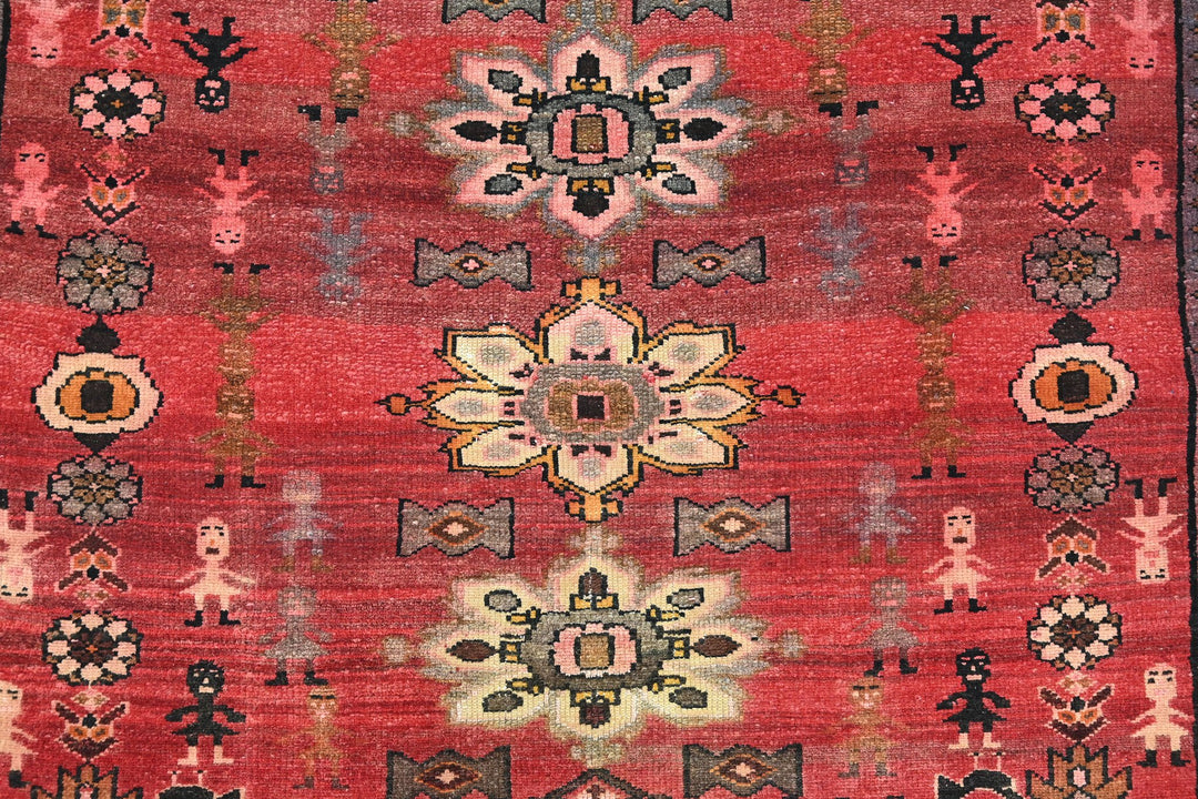 red Accent rug 3' 6" x 6' 5"