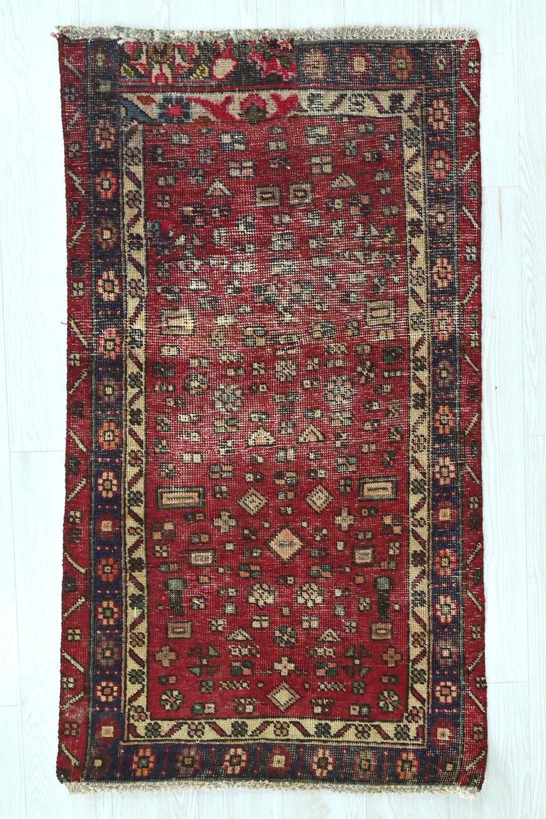 red Accent rug 2' 5" x 4' 4"