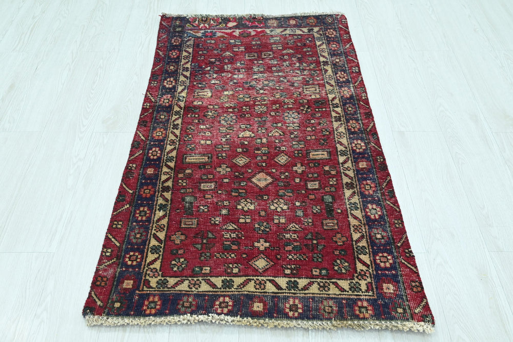 red Accent rug 2' 5" x 4' 4"