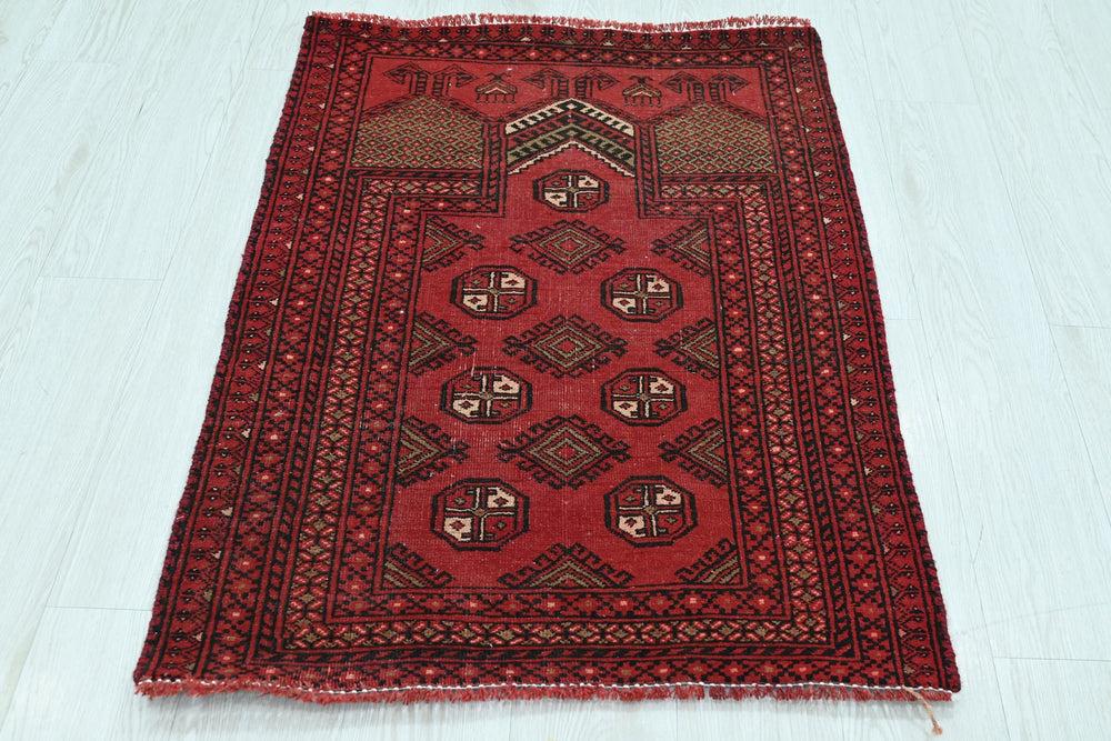 red Accent rug 2' 6" x 3' 7"