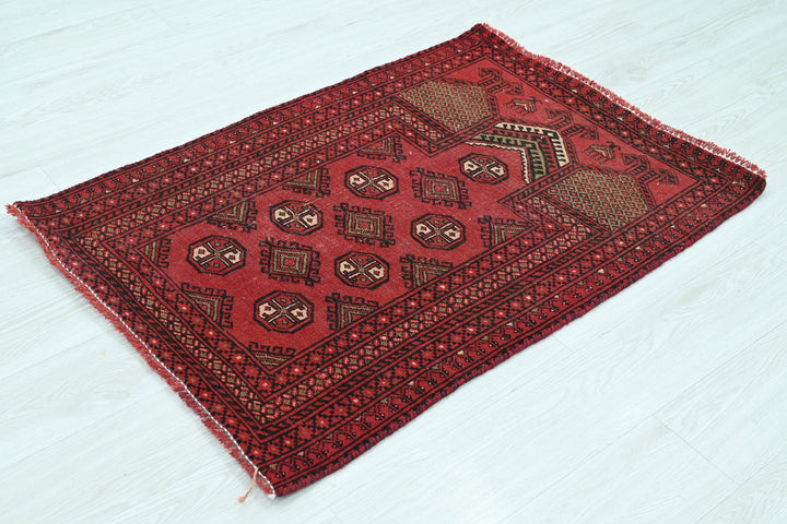 red Accent rug 2' 6" x 3' 7"