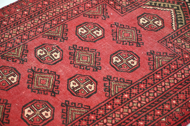 red Accent rug 2' 6" x 3' 7"