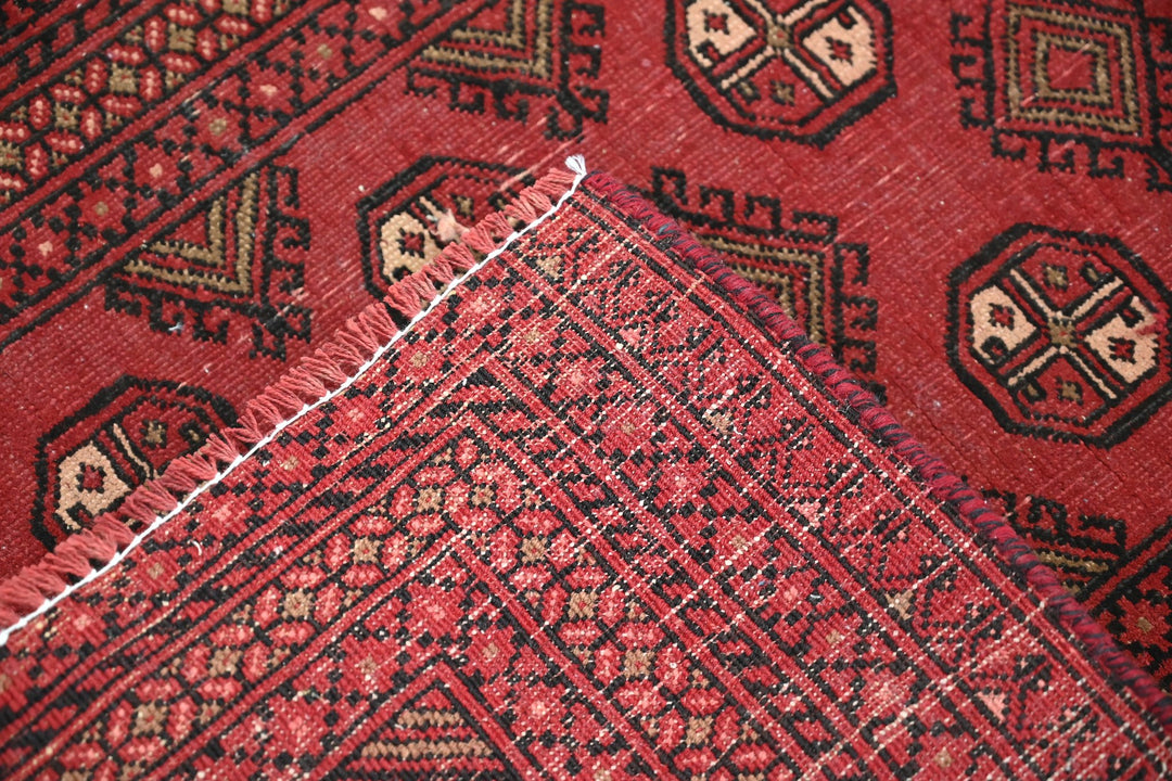 red Accent rug 2' 6" x 3' 7"