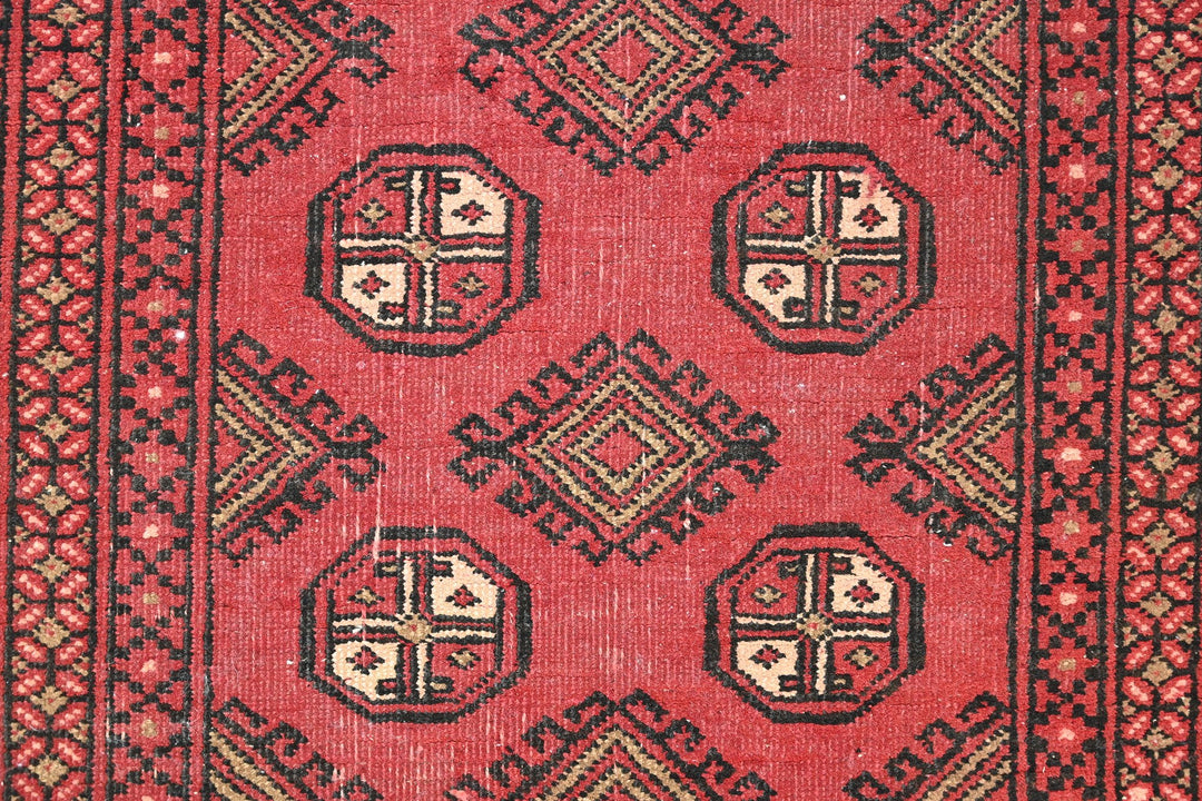 red Accent rug 2' 6" x 3' 7"