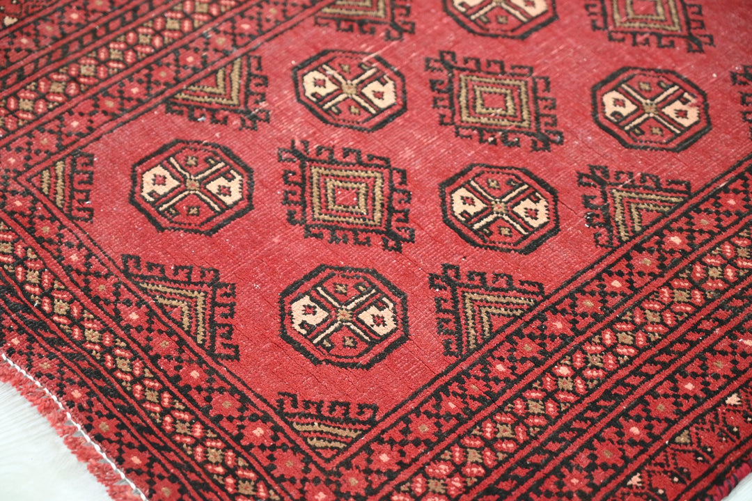 red Accent rug 2' 6" x 3' 7"