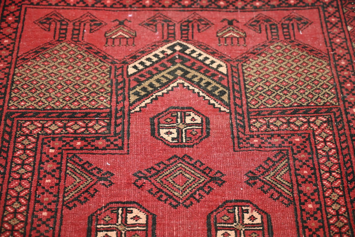 red Accent rug 2' 6" x 3' 7"
