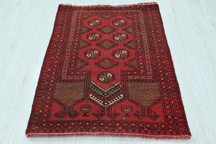 red Accent rug 2' 6" x 3' 7"