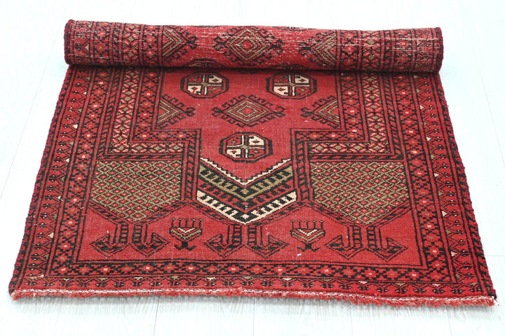 red Accent rug 2' 6" x 3' 7"