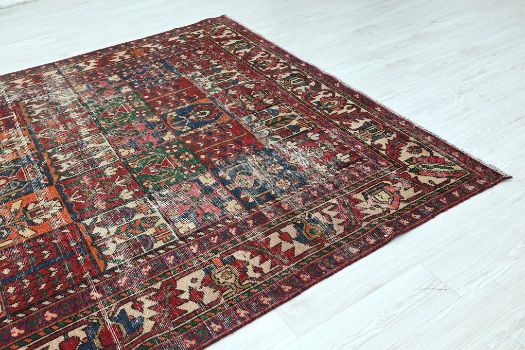 red Large rug 6' 8" x 9' 0"