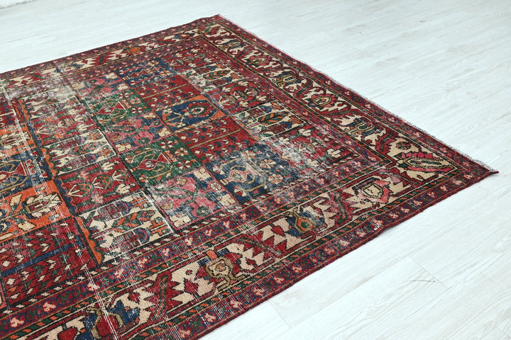 red Large rug 6' 8" x 9' 0"