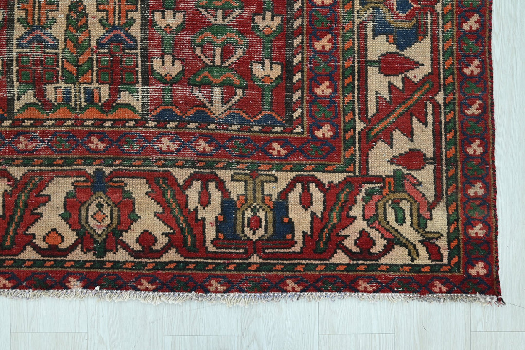 red Large rug 6' 8" x 9' 0"