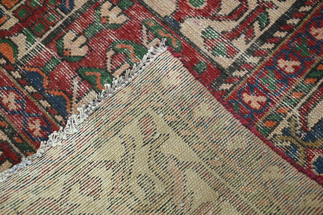 red Large rug 6' 8" x 9' 0"