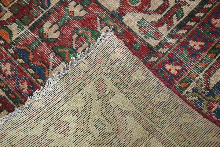 red Large rug 6' 8" x 9' 0"