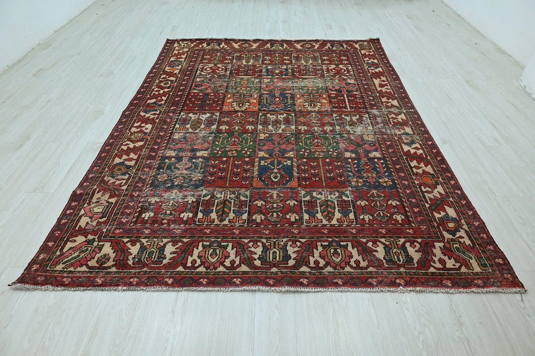 red Large rug 6' 8" x 9' 0"