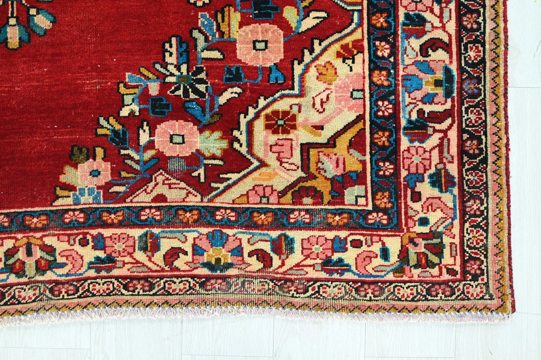 red Large rug 5' 5" x 10' 0"