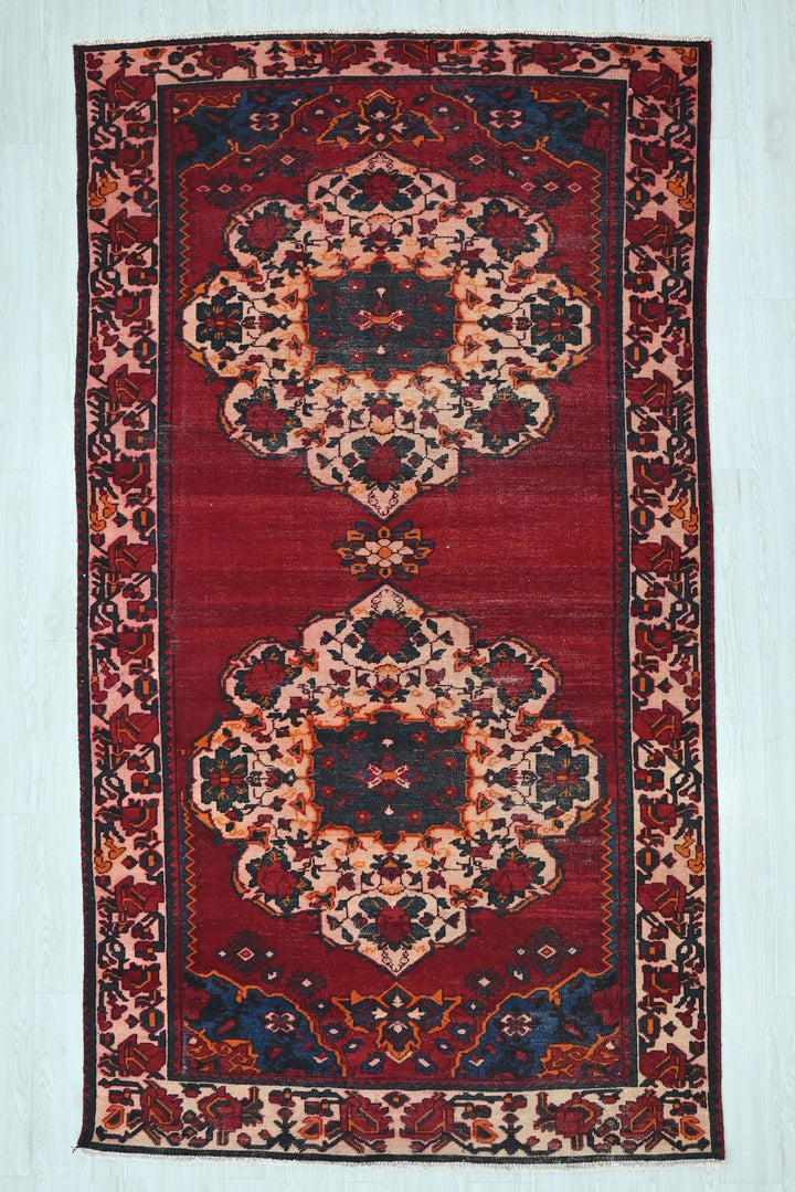 red Large rug 5' 3" x 9' 10"
