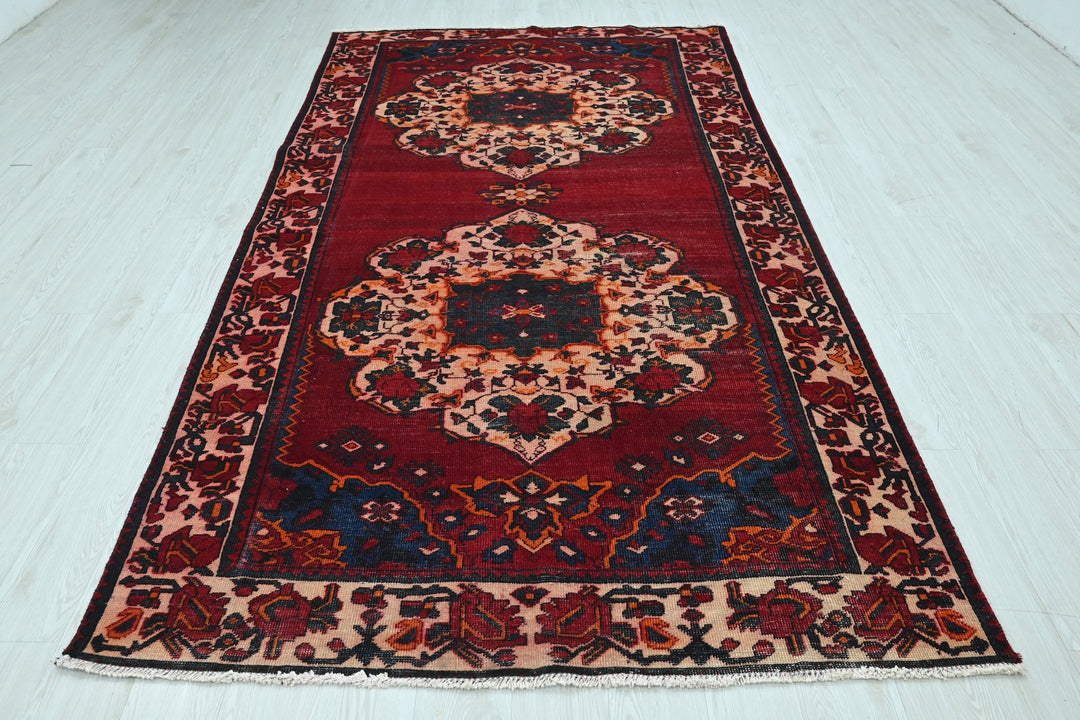 red Large rug 5' 3" x 9' 10"