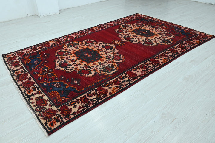 red Large rug 5' 3" x 9' 10"
