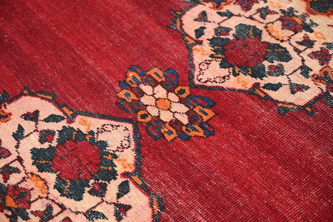 red Large rug 5' 3" x 9' 10"