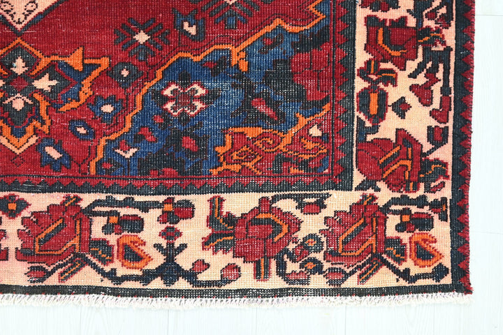 red Large rug 5' 3" x 9' 10"