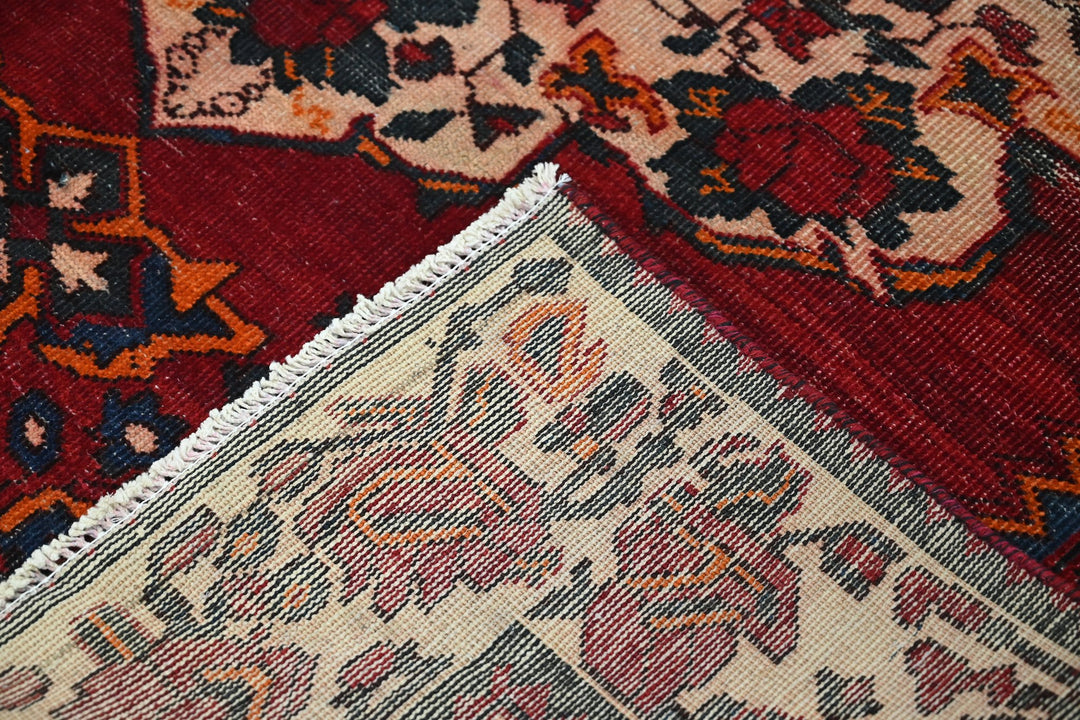 red Large rug 5' 3" x 9' 10"