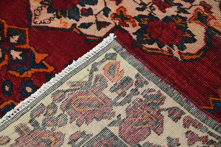 red Large rug 5' 3" x 9' 10"