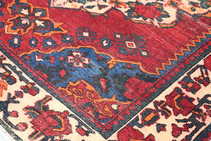 red Large rug 5' 3" x 9' 10"