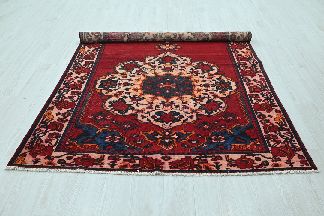red Large rug 5' 3" x 9' 10"
