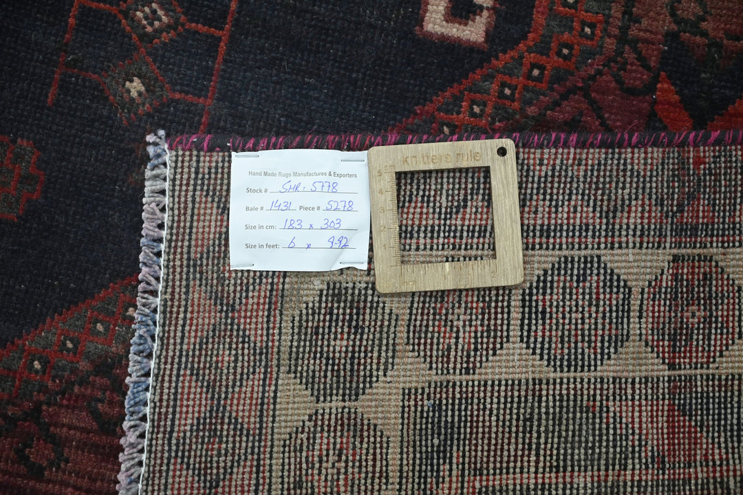 red Large rug 6' 0" x 9' 11"