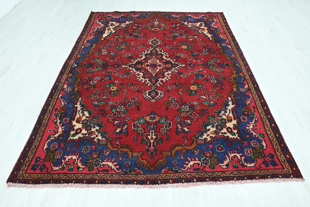 red Medium rug 5' 6" x 8' 2"