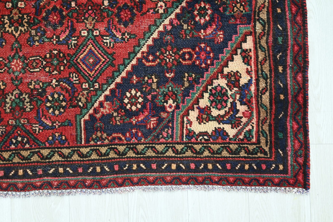 red Medium rug 4' 10" x 7' 10"