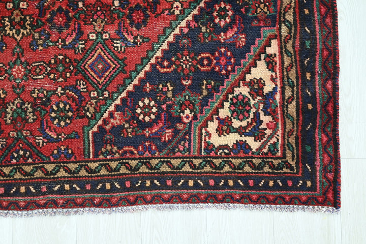 red Medium rug 4' 10" x 7' 10"