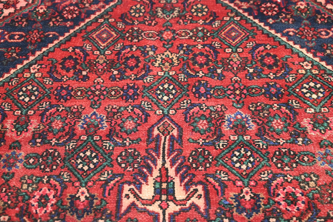 red Medium rug 4' 10" x 7' 10"
