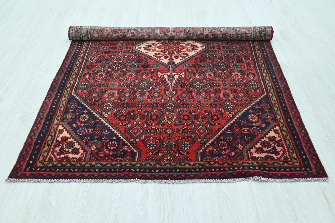 red Medium rug 4' 10" x 7' 10"