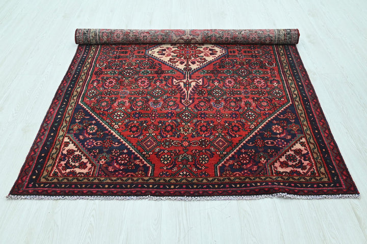 red Medium rug 4' 10" x 7' 10"