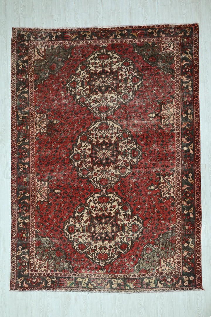 red Large rug 6' 9" x 9' 9"