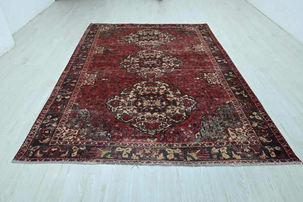 red Large rug 6' 9" x 9' 9"
