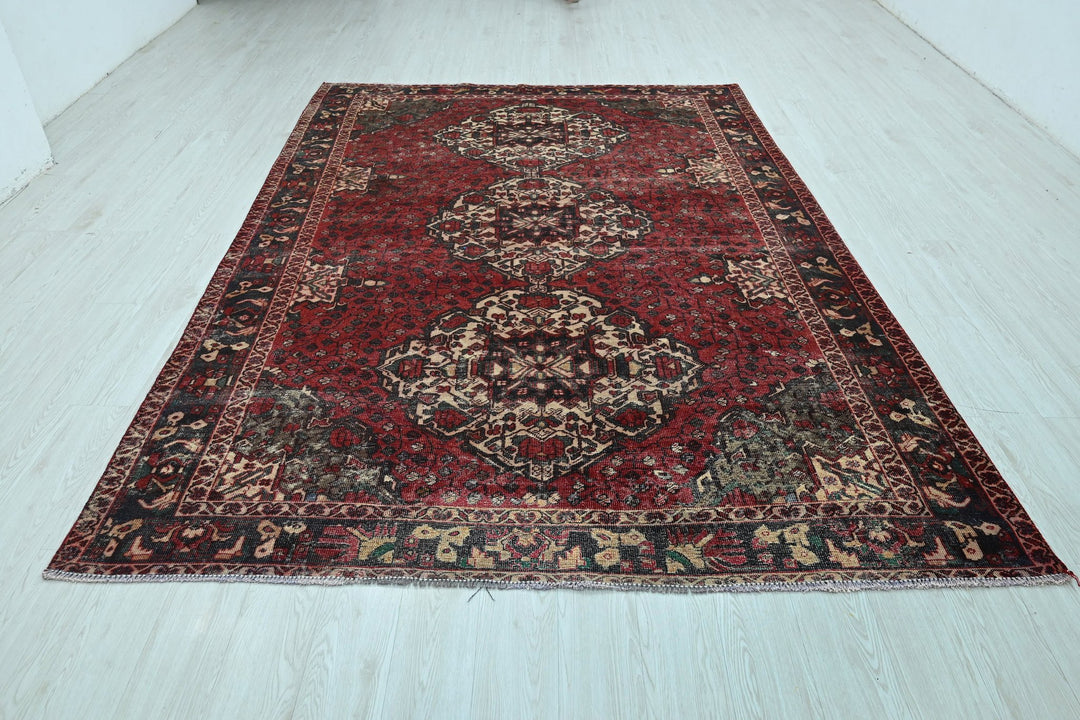 red Large rug 6' 9" x 9' 9"