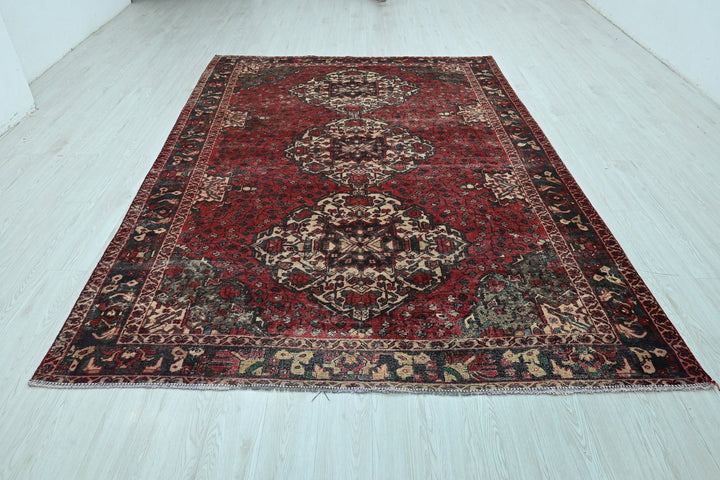 red Large rug 6' 9" x 9' 9"