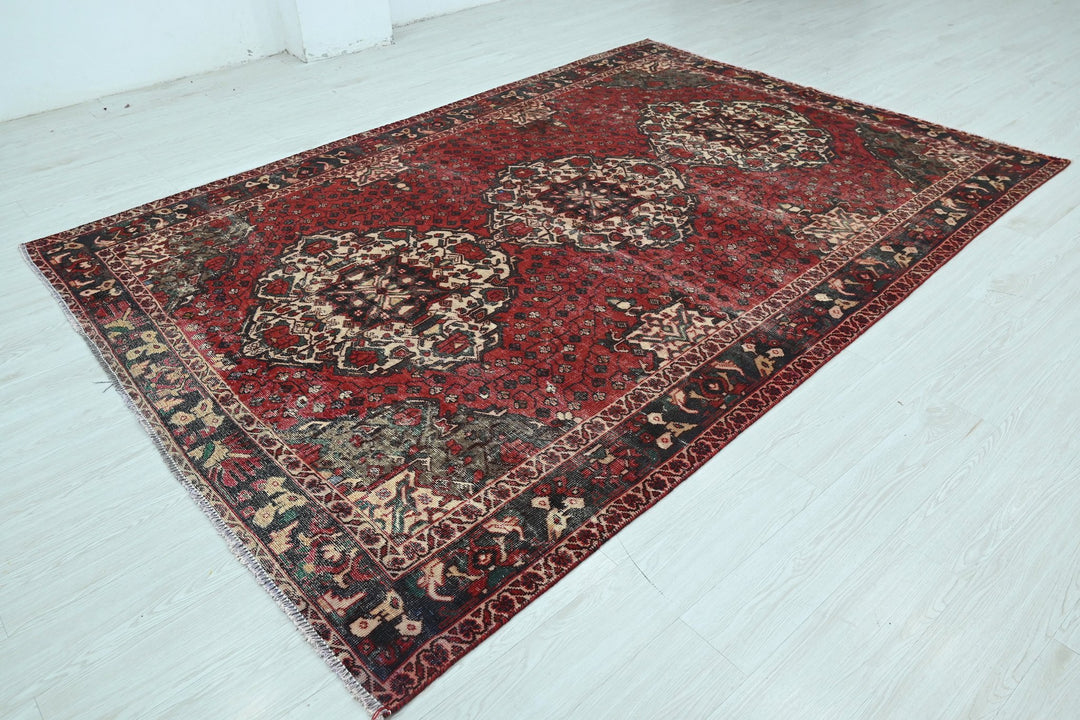 red Large rug 6' 9" x 9' 9"