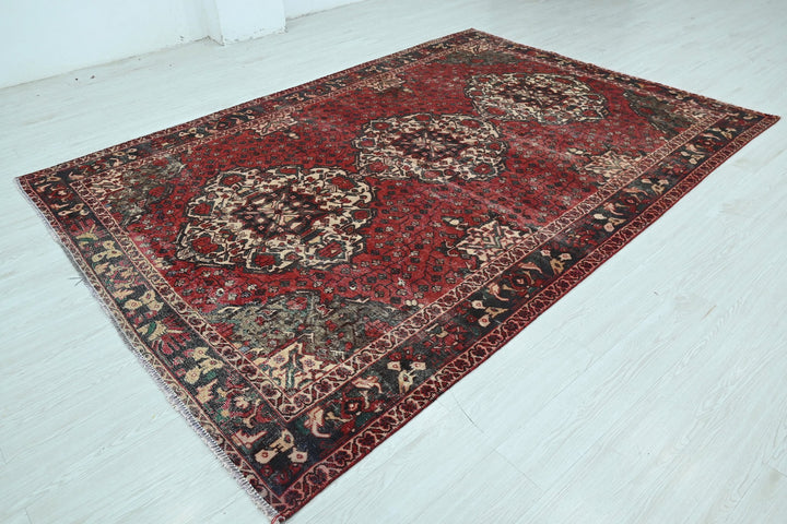 red Large rug 6' 9" x 9' 9"