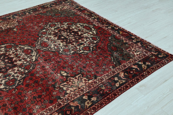 red Large rug 6' 9" x 9' 9"