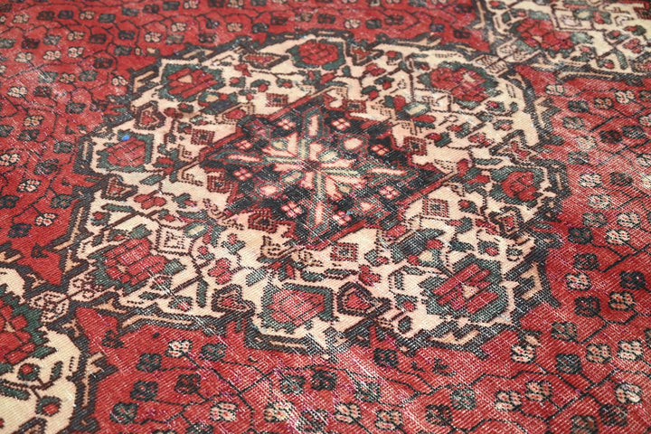 red Large rug 6' 9" x 9' 9"
